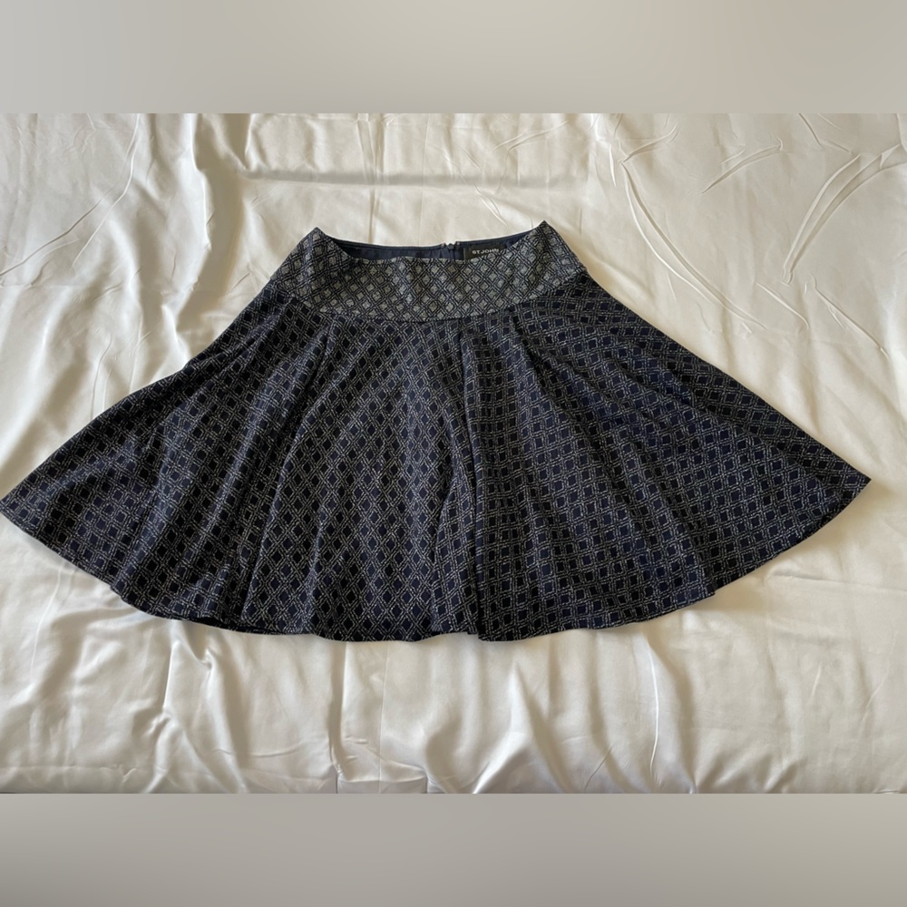 ST.JOHN MINI SKIRT SIZE 4 BLACK/SILVER